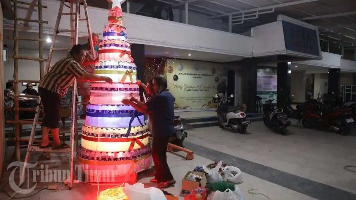 Pohon Natal dari Botol Plastik Bekas Hiasi Gereja Jemaat GPIB Bukit Zaitun - pohon-natal-GPIB-Bukit-Zaitun.jpg