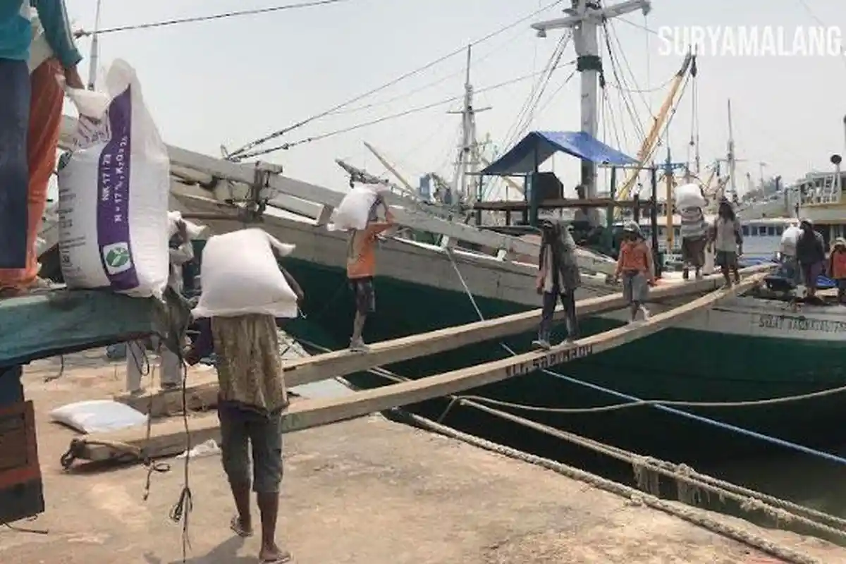 Upah Kaum Buruh di Pelabuhan Gresik Tidak Pernah Setara UMK