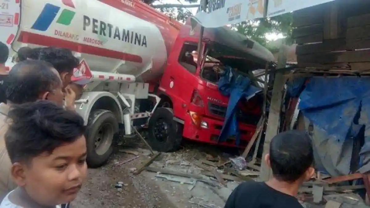 Truk Tangki Tabrak Warkop di Simpang Ulim