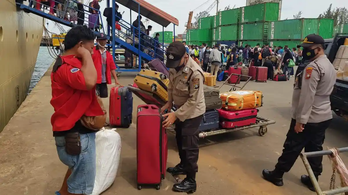 APARAT Periksa Barang Bawaan Penumpang KM Kelud yang Turun di Pelabuhan Batuampar Batam