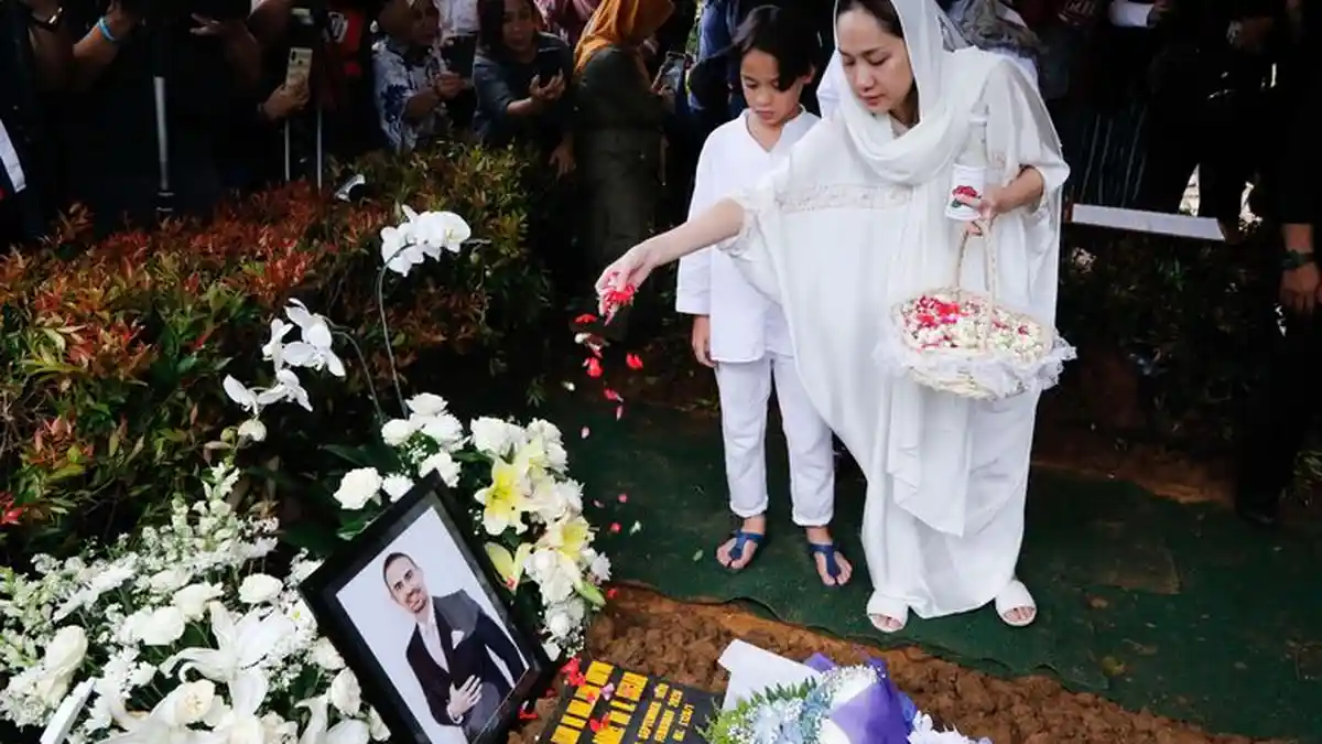 Senyum Noah dan Bunga Citra Lestari (BCL) di Makam Ashraf Sinclair yang Bertabur Bunga