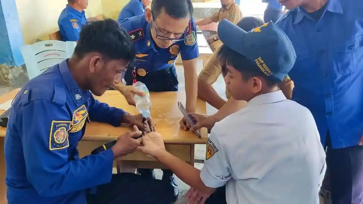 Petugas Damkar Pasangkayu Lepas Cincin dari Jari Siswa Pakai Gurinda Mini