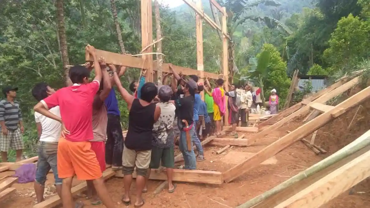 Patut Ditiru, Warga Desa Banua Gotong Royong Bangun Rumah untuk Warga Kurang Mampu