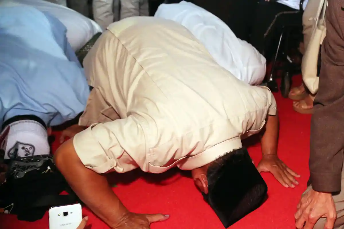 Sujud Syukur Prabowo Subianto, Sandiaga Uno Cegukan dan Sorotan Tajam AHY Pantau QC