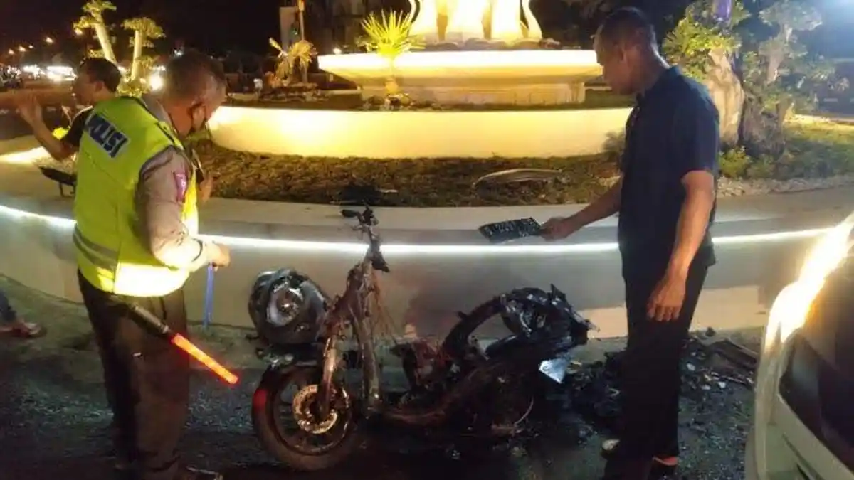 Motor Terbakar Usai Tersenggol Truk Trailer