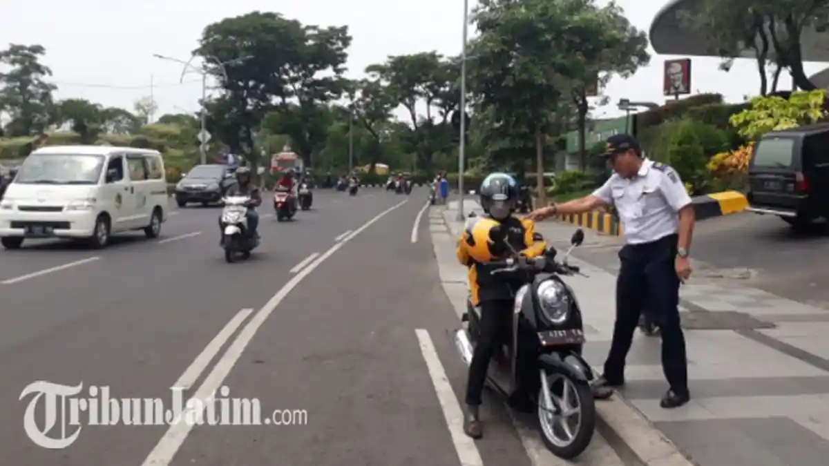 Ada Demo Angkutan Kota se-Surabaya, Petugas Dishub Minta Driver Ojek Online Lepas Atribut
