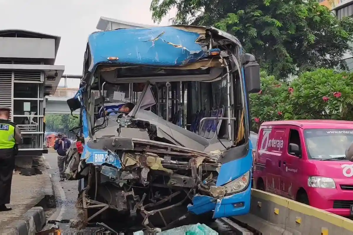 Lagi, Kecelakaan Bus Transjakarta Tabrak Pembatas Jalan di Depan Ratu Plaza