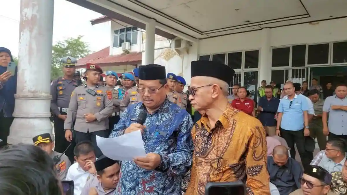 Bupati Aceh Singkil Safriadi Jawab Tuntutan Demonstran di Kantor Dewan 
