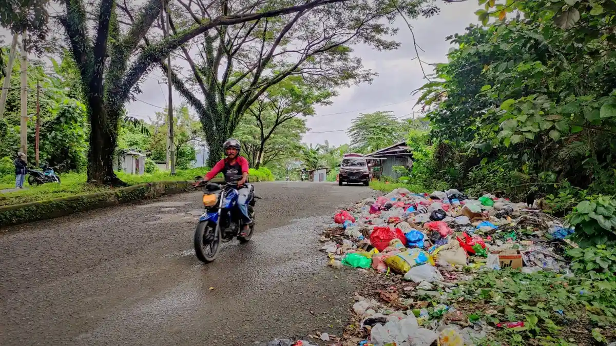 Berhari-hari Tak Diangkut, Tumpukan Sampah di Kawasan Transit Passo Ganggu Pengguna Jalan