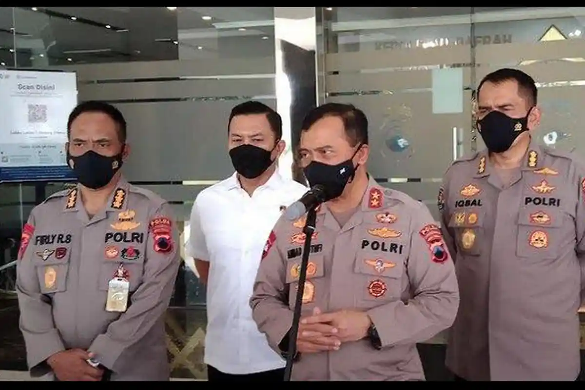 Oknum Polisi Selingkuh dengan Istri Tentara, Kapolda Jateng Murka Langsung Pecat