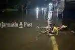 BANJIR-ROB-Dua-bocah-asyik-bermain-genangan-air-di-jalan-Jafri-Zam-zam.jpg