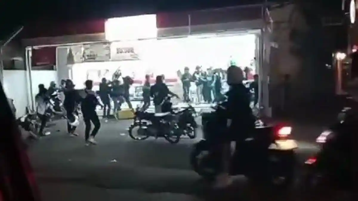 Beredar Video 2 Kelompok Massa Saling Lempar di Minimarket Usai Debat di Majalengka, Ini Kata Polisi