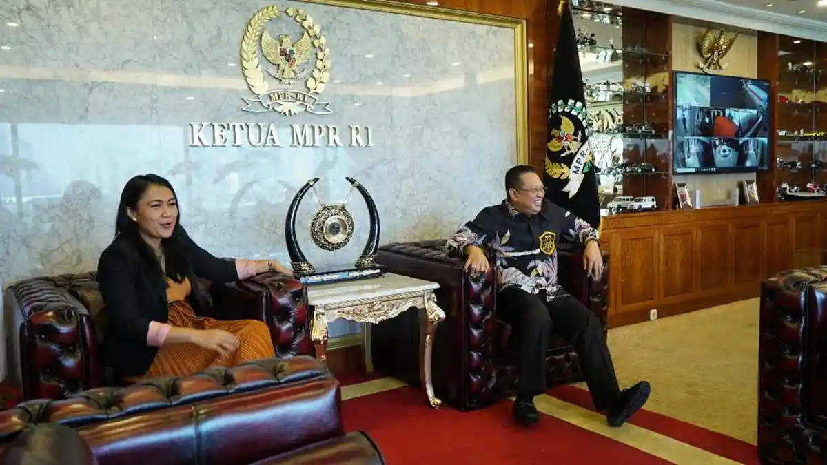 Nge-Vlog Bareng Presenter Brigita Manohara, Bamsoet: Jangan Anggap Remeh Kaum Perempuan