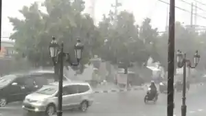 Ramalan-Cuaca-Surabaya-Hari-Ini-Sabtu-21-November-2025-Waspada-Hujan-Sore-dan-Malam.jpg