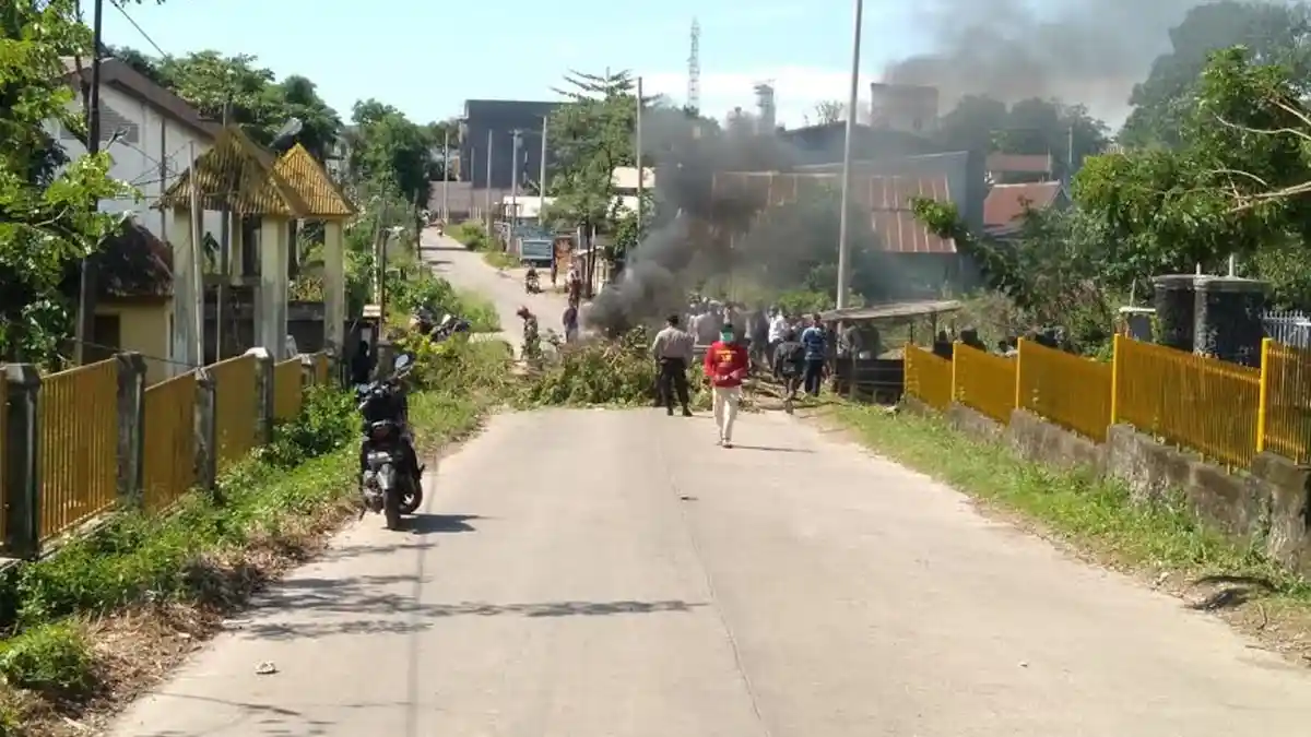 Warga Tutup Jalan Maccanda, Tolak Dijadikan Makam Pasien Corona