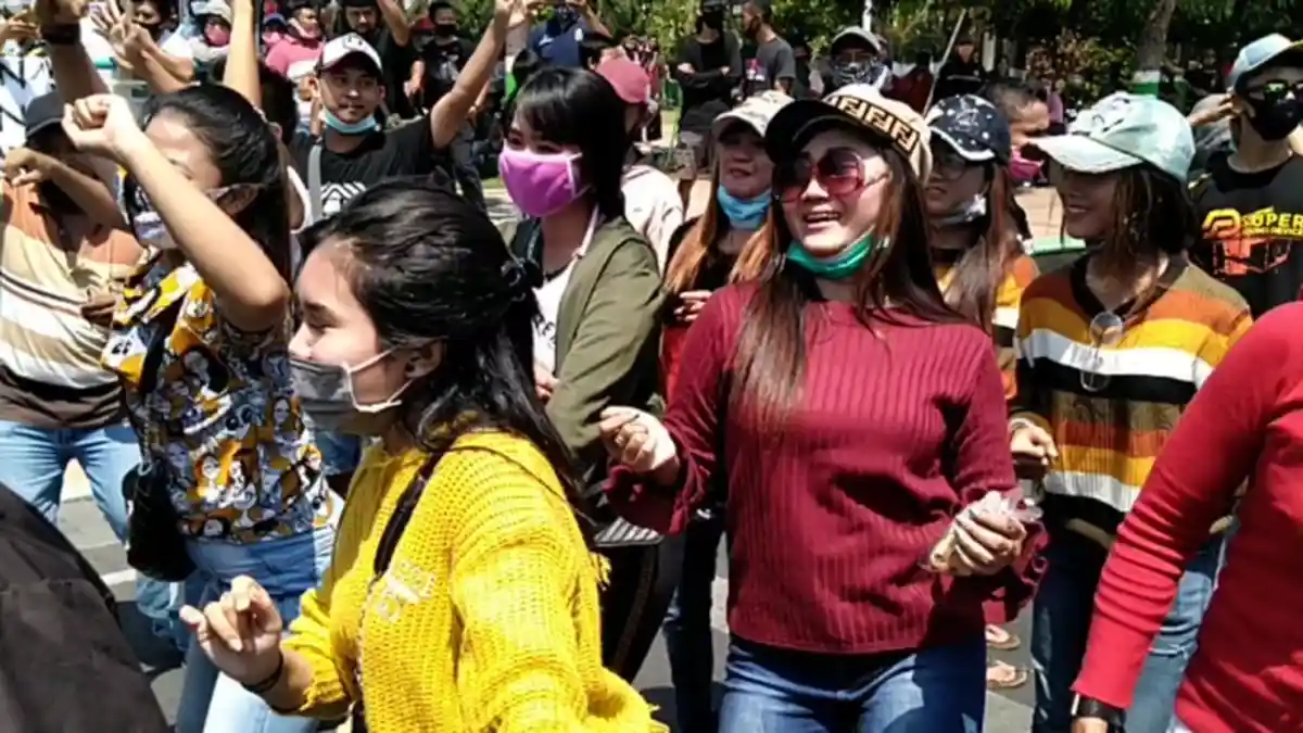 Sepi Job, Biduan Dangdut Kudus Turun ke Jalan Goyang Kantor Bupati