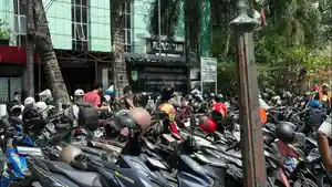 Suasana-Kantor-Disdukcapil-Medan-di-Jalan-Iskandar-Muda-tetap-ramai-1.jpg