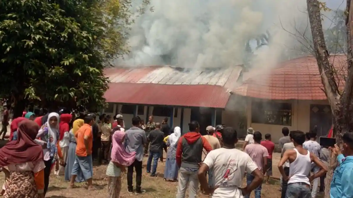 Dua Ruang Belajar dan Perpustakaan SMPN Paru Pidie Jaya Terbakar