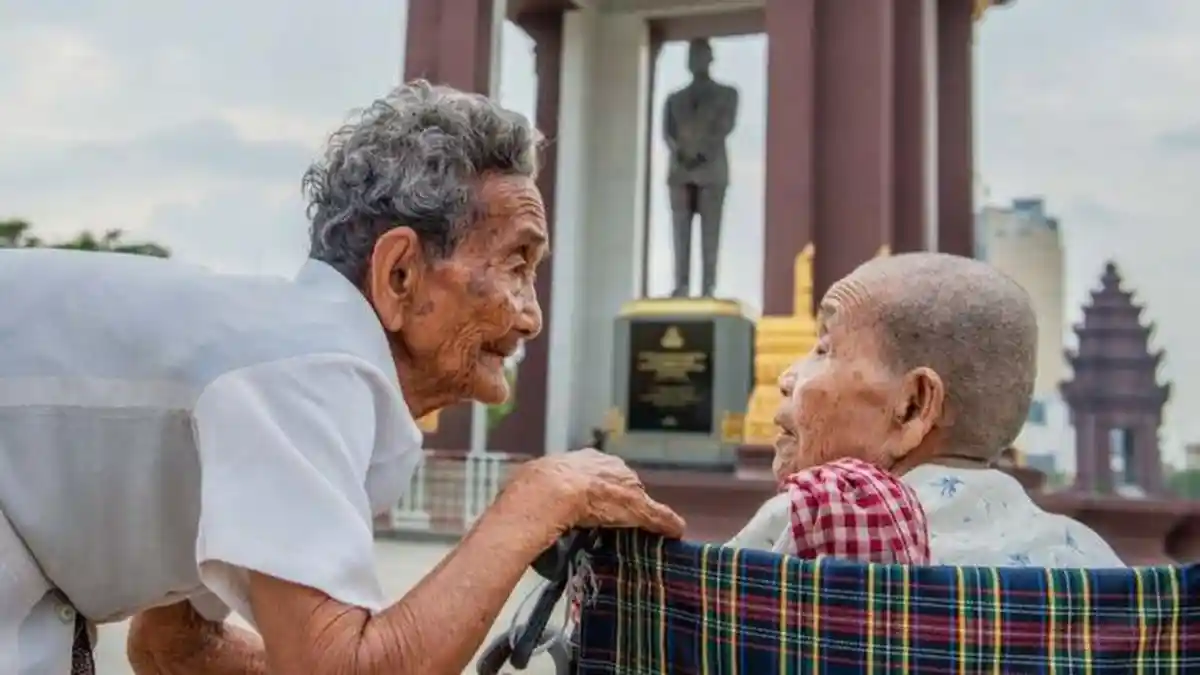 Hampir Setengah Abad Berpisah, Kakak Beradik di Kamboja Bertemu Lagi di Usia 98 dan 101