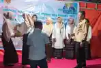 Gubernur NTT Melki Laka Lena Bantu Peralatan Usaha untuk Pemuda Kreatif di Raporendu Ende 