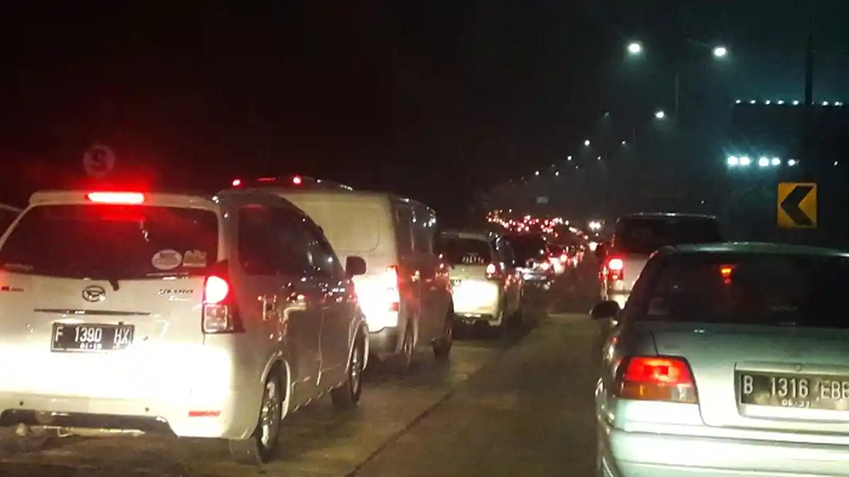 Arus Kendaraan Padat, Operator Rekayasa Lalu Lintas di Gerbang Tol Cikarang Utama