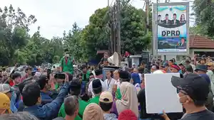 demo-penutupan-jalan-dprd-tangsel-kamis.jpg