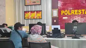 AS-melapor-ke-Polrestabes.jpg