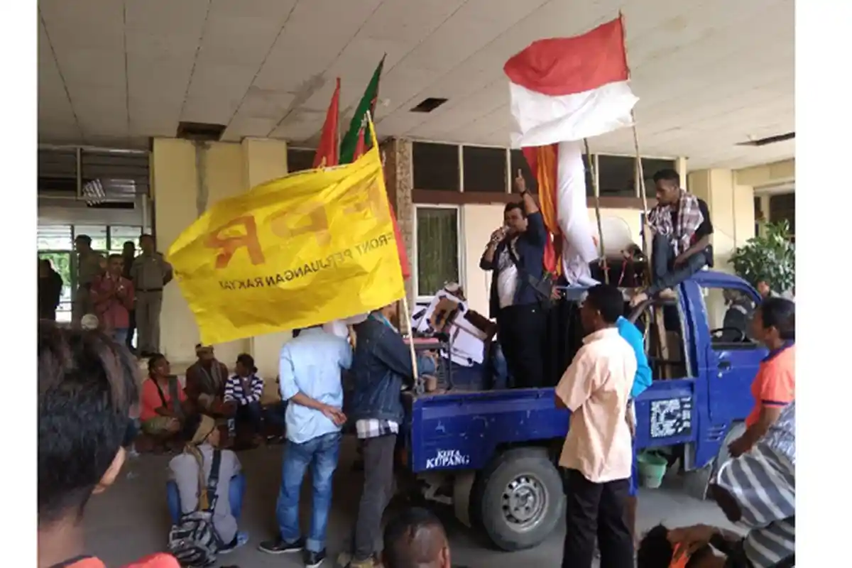 Mahasiswa dan PSK Saat Demo ke DPRD NTT, Tolak Penutupan Karang Dempel