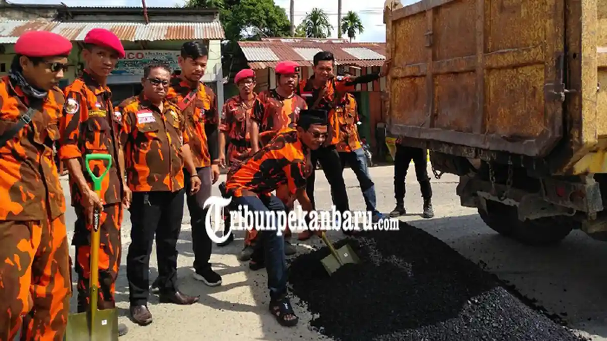 Prihatin Terhadap Kondisi Jalan, PAC Pemuda Pancasila Ujung Batu Tambal Jalan Rusak