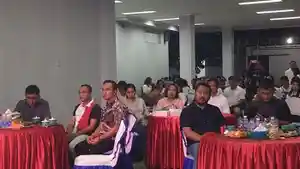Kepala-BRI-Atambua-Terry-SM-Tambun-menyerahkan-hadiah-kepada-Bupati-Belu-Willybrodus-Lay.jpg