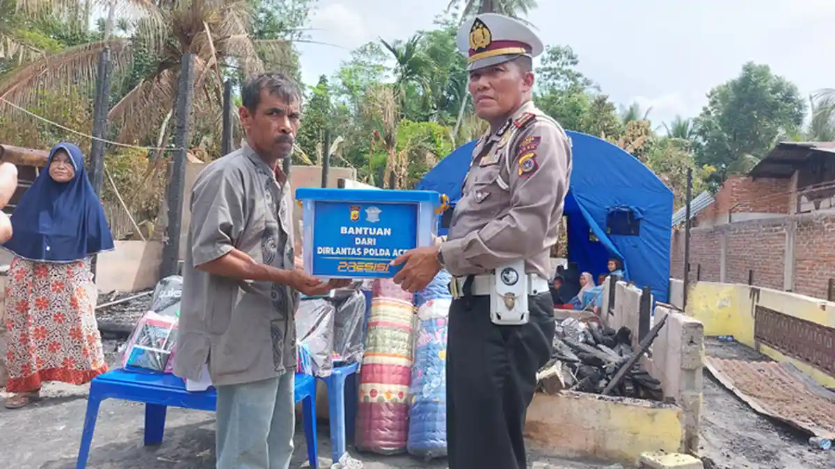 Dirlantas Polda Aceh Bantu Korban Rumah Terbakar di Baro Jruk Lhok Kaju, Pidie
