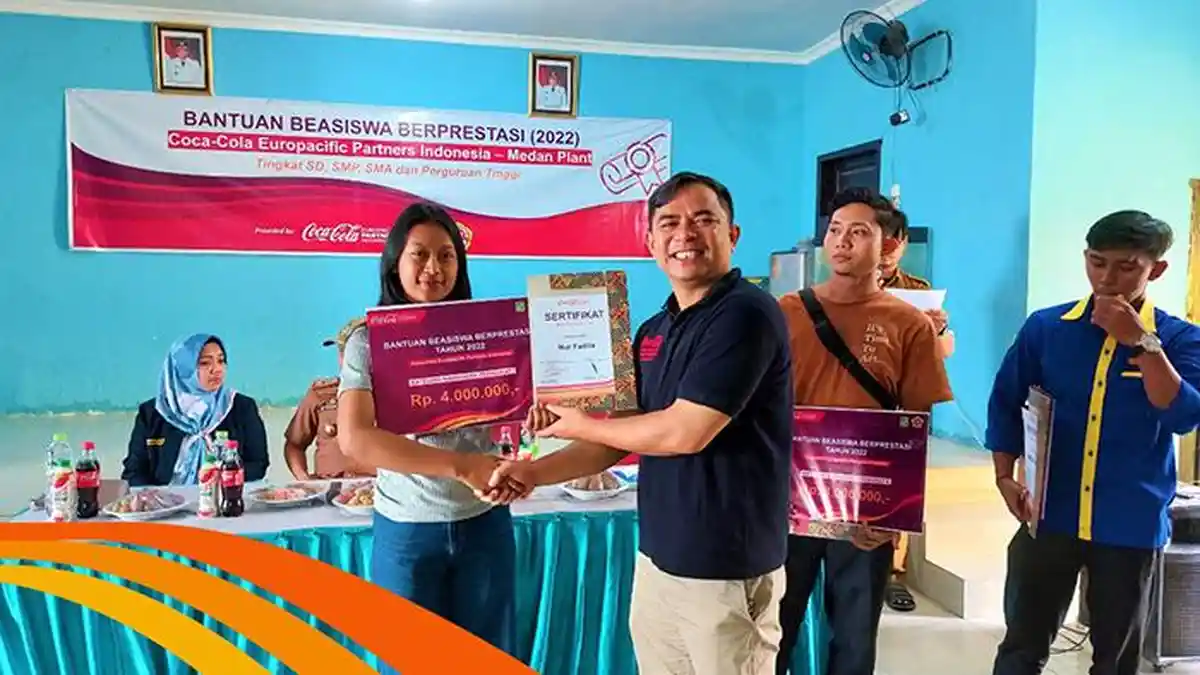 CCEP Indonesia Serahkan Beasiswa Berprestasi kepada 12 Pelajar dan Mahasiswa di Medan