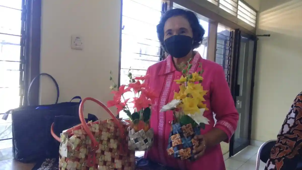 Warga Sleman 'Sulap' Limbah Plastik Jadi Kerajinan Cantik 