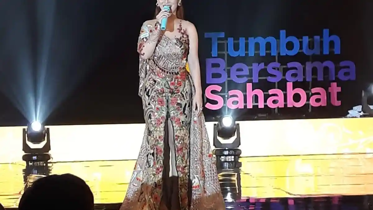 Zaskia Gotik Sumringah Konser Pertama Kali di Depan Candi Borobudur