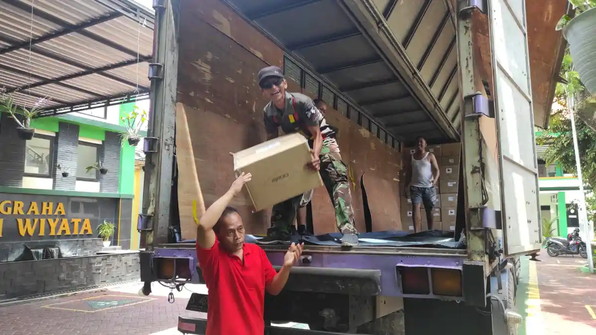 Sudah Sampai Kota Madiun Tapi Ditolak, Axioo Bawa Pulang 4.880 Laptop dengan 2 Kontainer
