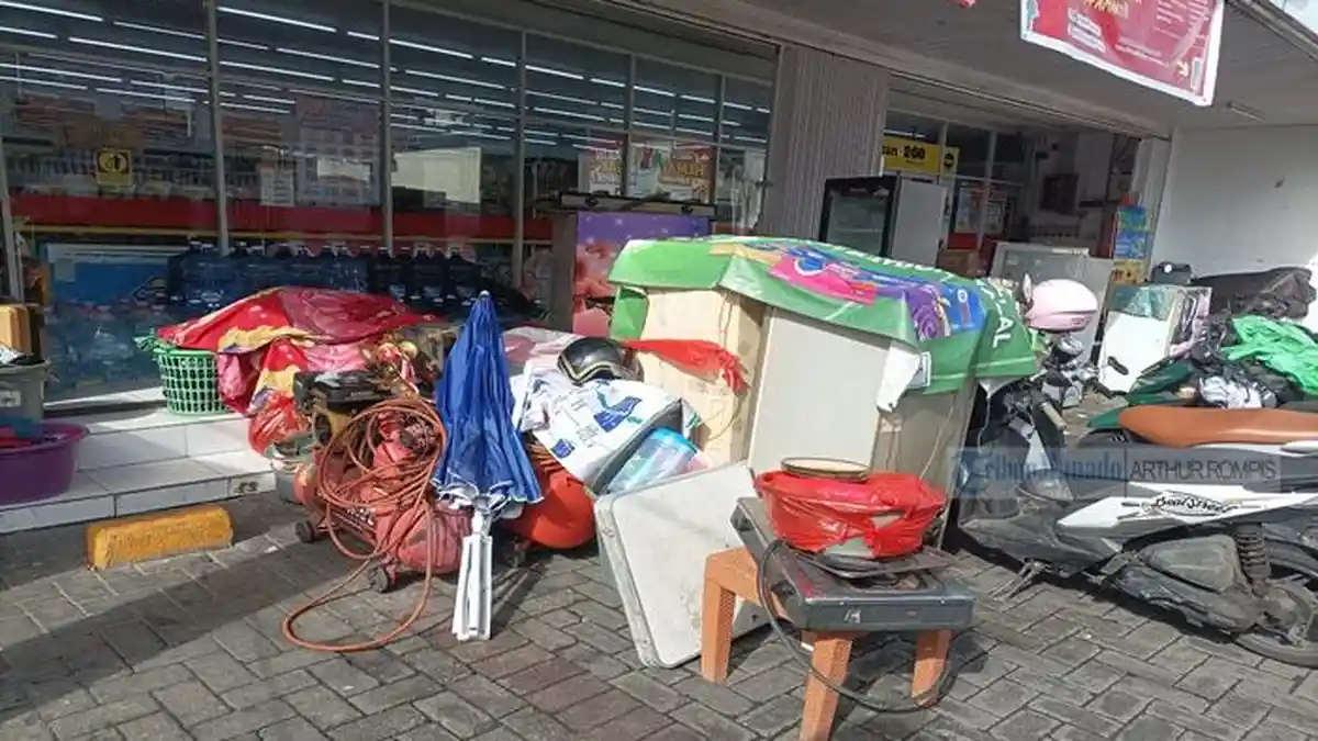 Banjir di Banjer Manado Sulut, Warga Ungsikan Kulkas di Mini Market