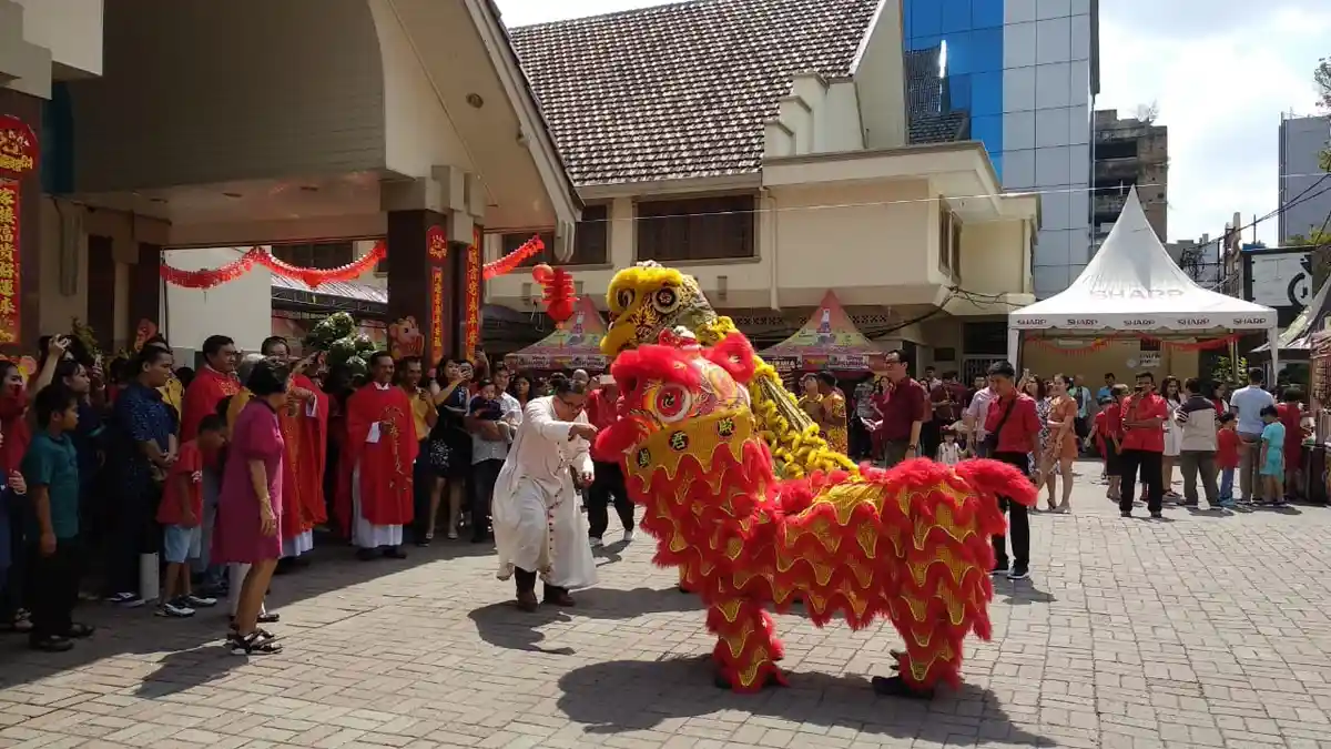 Meriahkan Tahun Baru Imlek, Barongsai Tampil di Halaman Gereja Katedral Medan