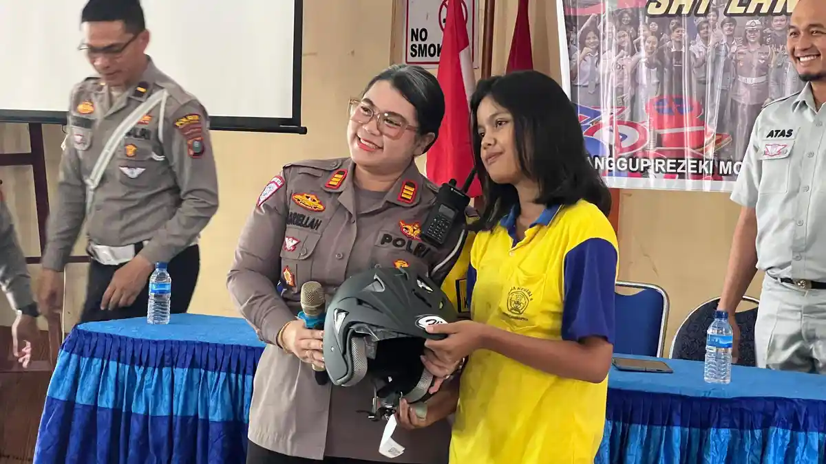 Kasat Lantas Polres Pematangsiantar Sosialisasi Tertib Lalin di SMA Negeri 4, Bagi-Bagi Helm SNI