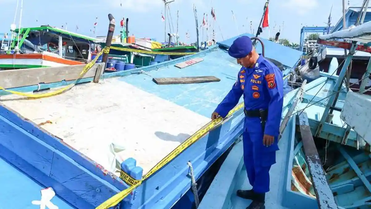 Diduga Gunakan Alat Tangkap Merusak Laut, Satpolairud Belitung Amankan Kapal Nelayan