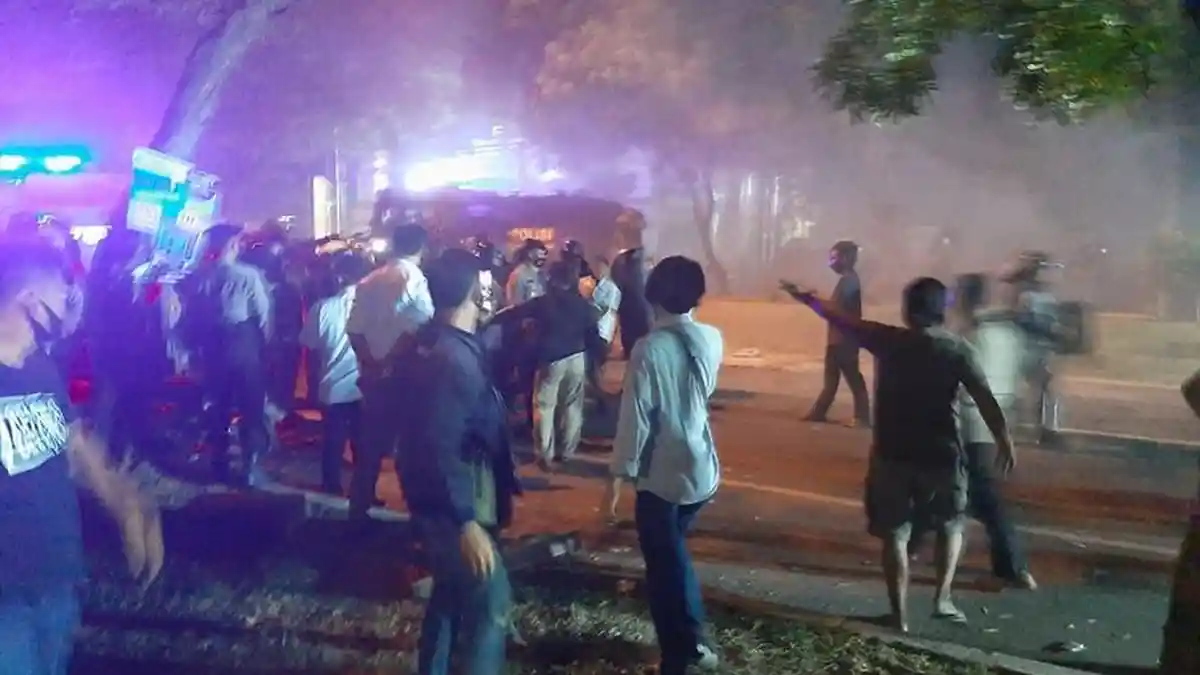 Massa Mahasiswa dan Polisi Bentrok di Kota Serang, Botol Berterbangan, Warga Asyik Menonton