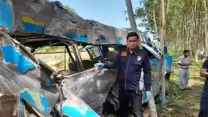 olah-TKP-kecelakaan-KA-Probowangi-Vs-Isuzu-Elf-di-lumajang.jpg