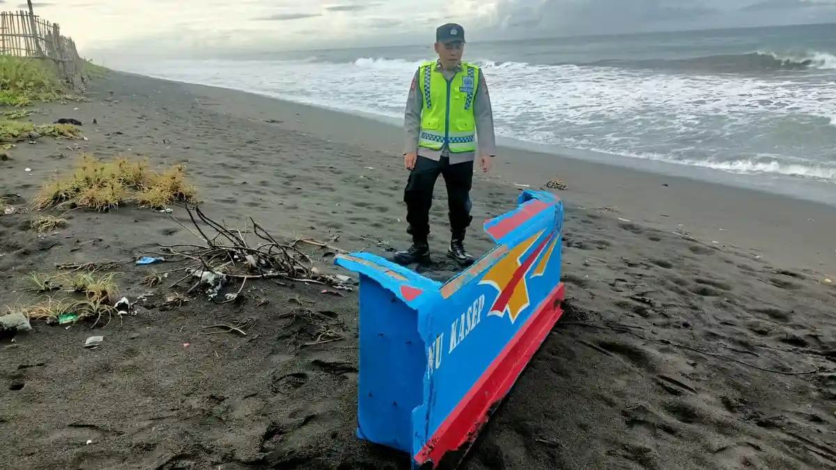 Perahu Nelayan Pamayangsari Tasikmalaya Pecah Dihantam Ombak, Pemilik Pilih Berenang ke Pantai