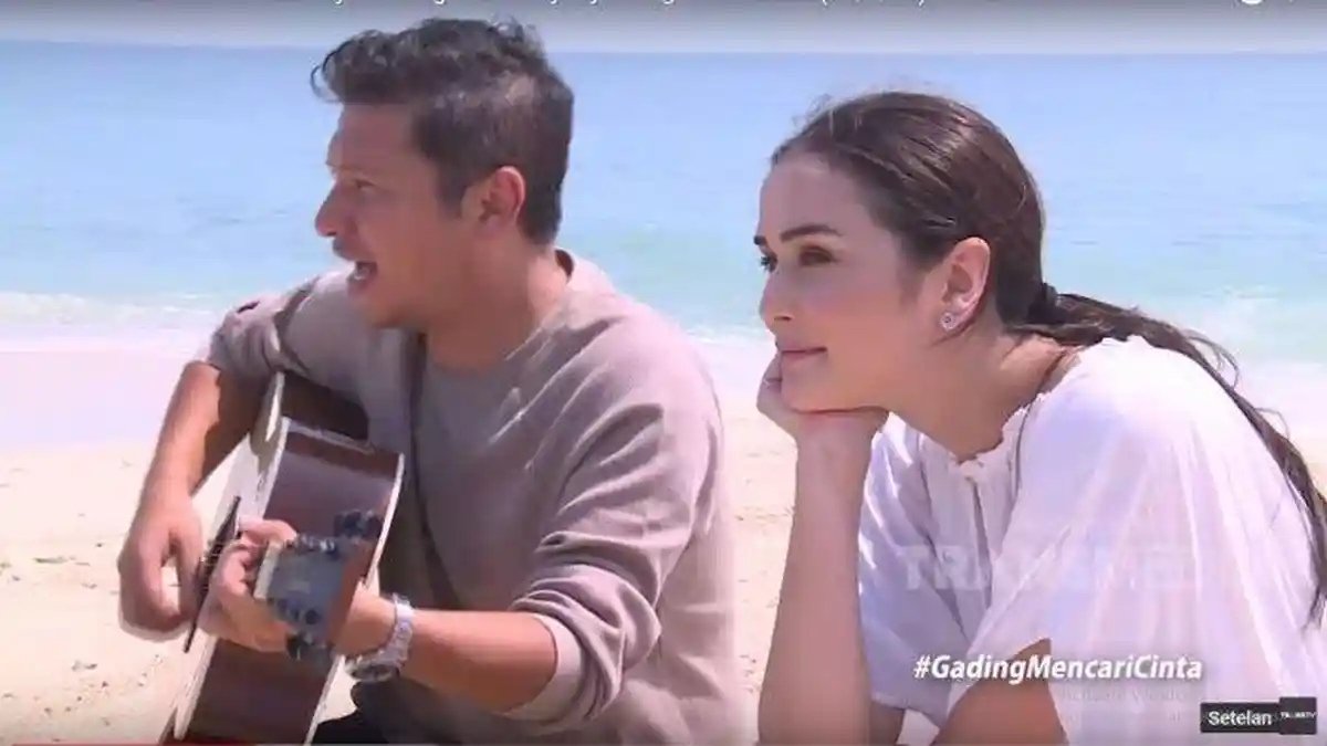 Gading Marten ke Pantai Bareng Senk Lotta, Curhat Soal Perceraian & Puji Sang Model: Bening Banget