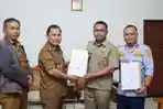 Pj-Bupati-Dairi-Serahkan-SK-Plt-Kepala-Dinas-Pendidikan-dan-Kepala-Diinas-Perhubungan.jpg