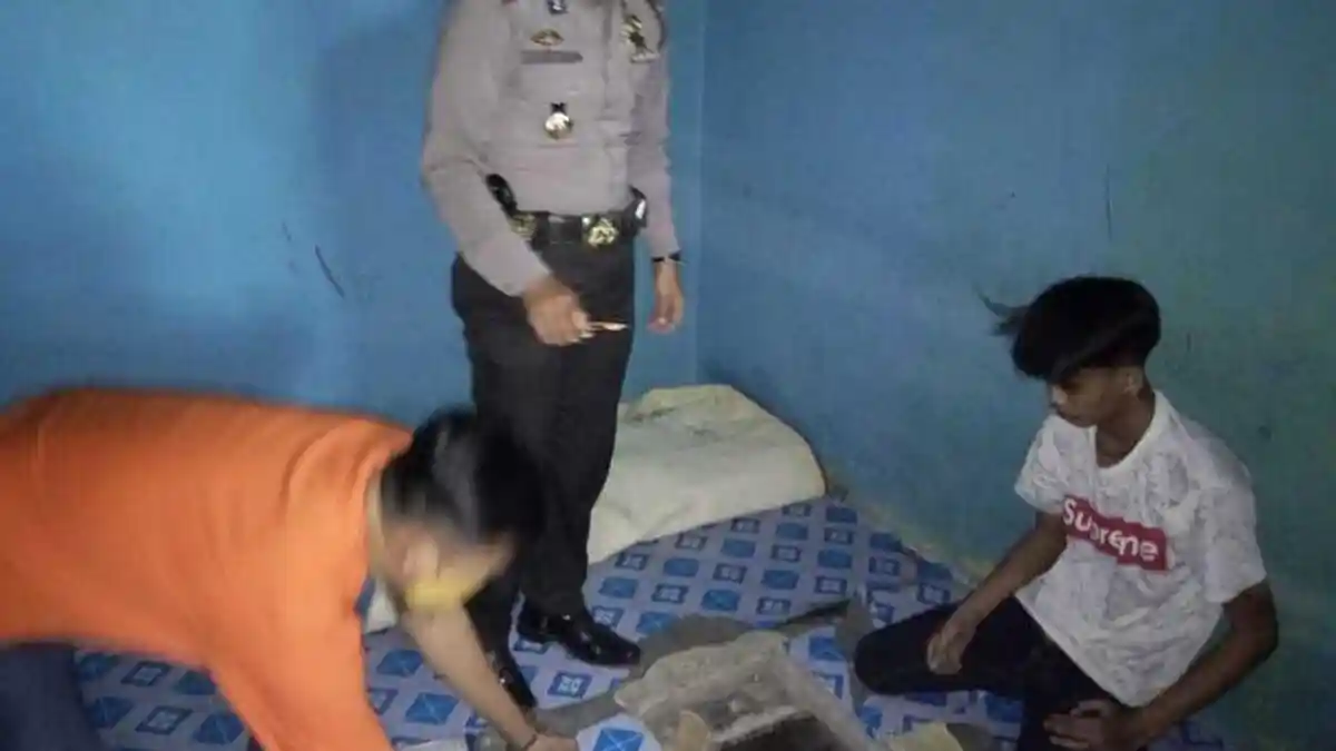 Penjual Miras di Garut Ternyata Punya Bunker yang Berisi 'Harta Karun'