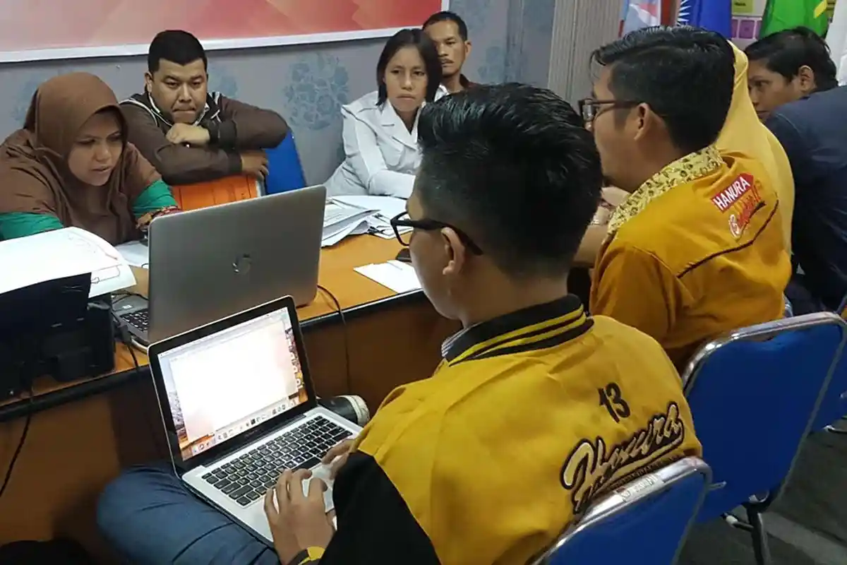Sejumlah Patrpol Masih Lengkapi Berkas Bacaleg di Kantor KPU Batam. Banyak Calon Gugur