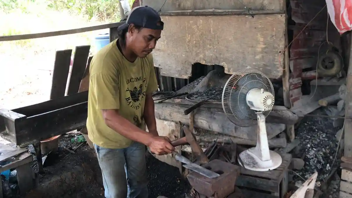 Kisah Pandai Besi di Desa Kawal Bintan Bertahan dengan Cara Tradisional