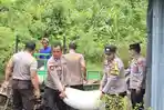 Polres-Lingga-bantu-angkut-jagung-petani.jpg