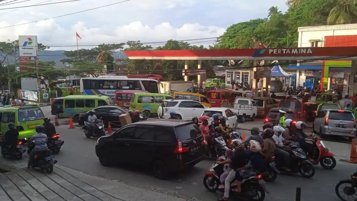 Antrean Mengular di SPBU Kebun Cengkeh, Warga Bingung Baru Tahu Harga BBM Naik
