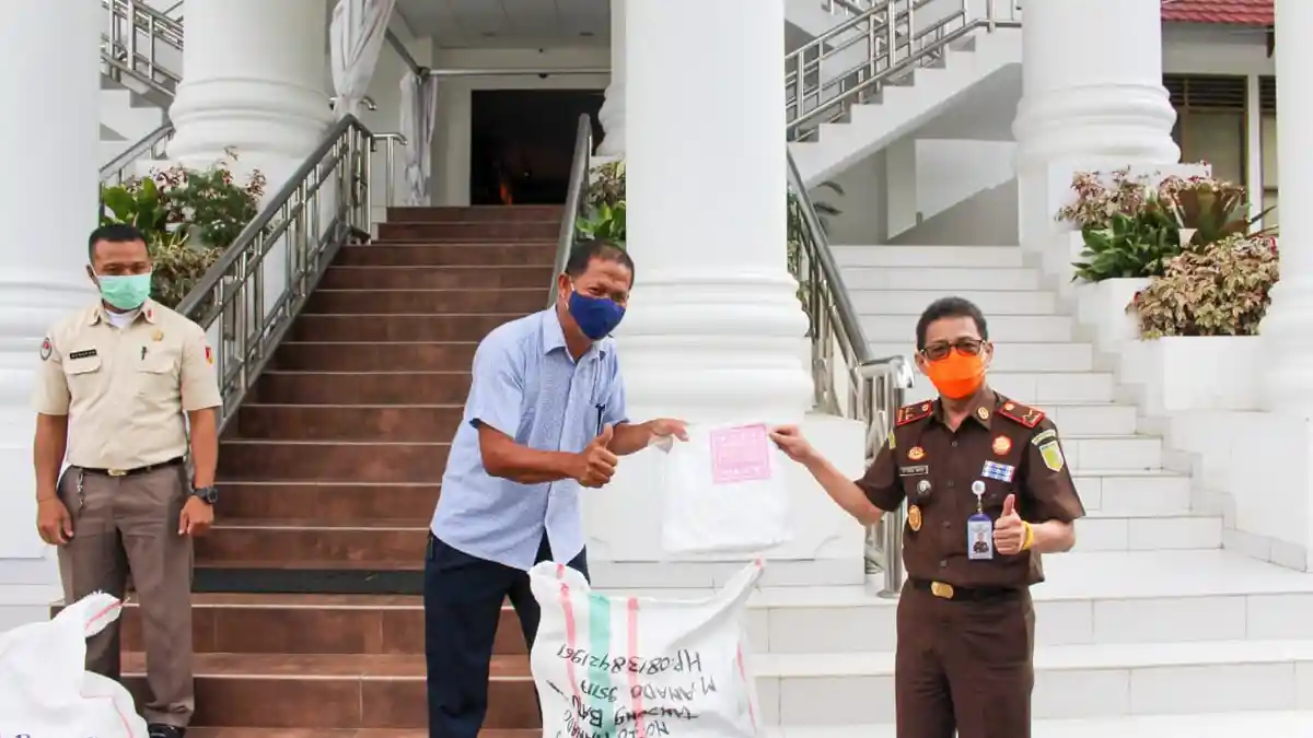 Kejati Sulut Peduli, Berbagi APD di Tiga Rumah Sakit